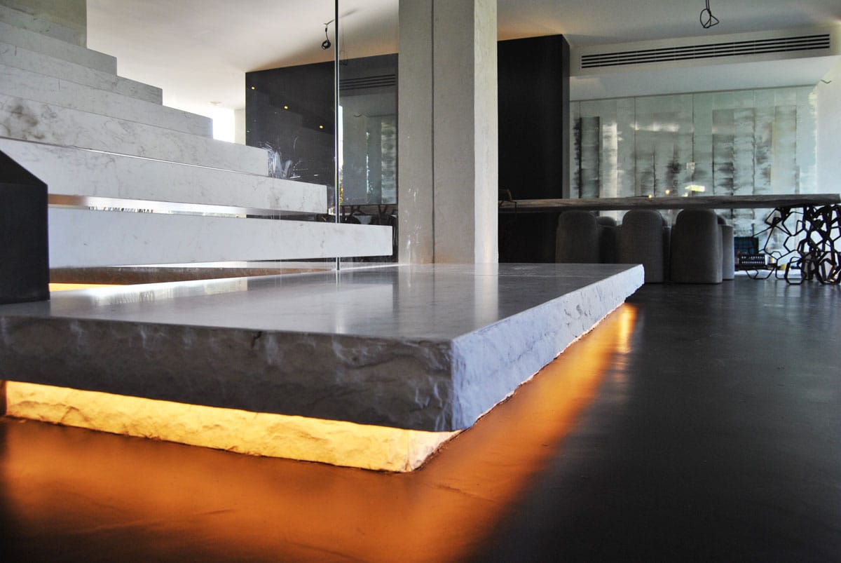 Escalera de mármol Blanco Nebula escarfilado - Debut Design Marbella - Nebula White marble staircase
