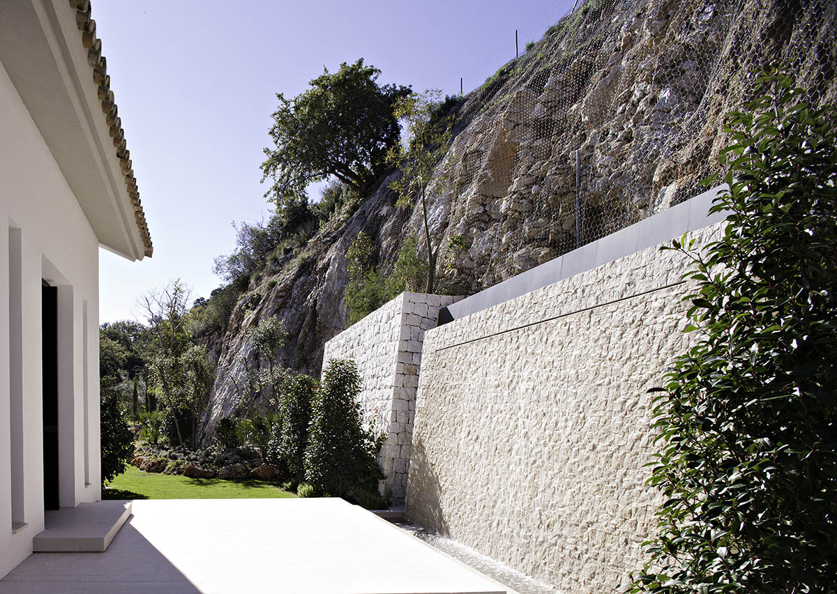 Pared de mármol escarfilado - Split-face natural stone wall