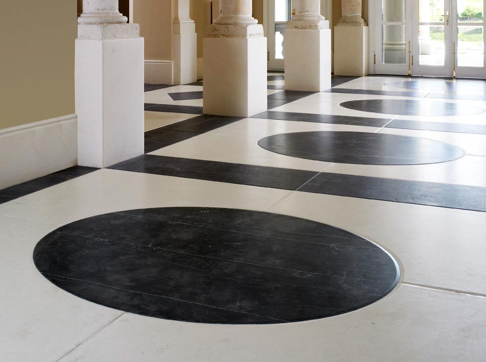 Suelo de piedras calizas en blanco y negro - Vila Padierna Palace - Ebano Black - Perlino - Black & white limestone floor