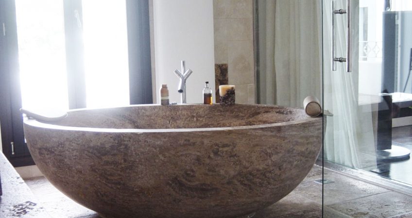 Solid travertine bathtub: a unique sculpture at home  