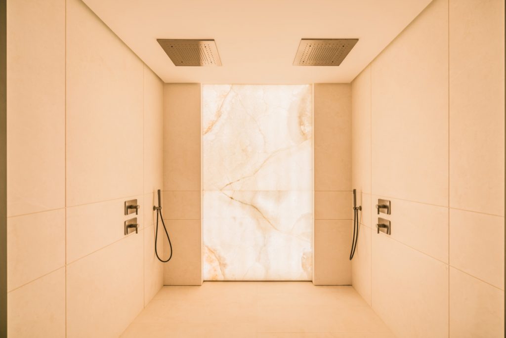 Pared ducha Ónix retroiluminado - Villa Cullinan - Backlit onyx wall shower