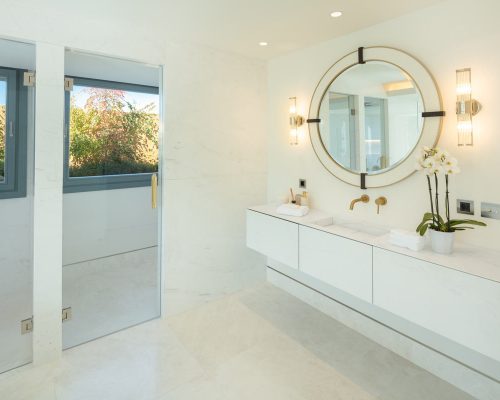 Iceberg White marble bathroom and marble vanity - Villa VIII -Mueble de mármol y baño de mármol Blanco Iceberg.