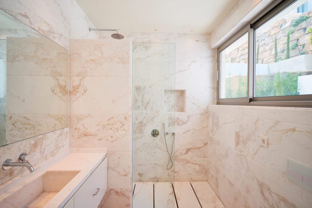 Baño mármol Blanco Nebula - Villa IX - Nebula White marble bathroom