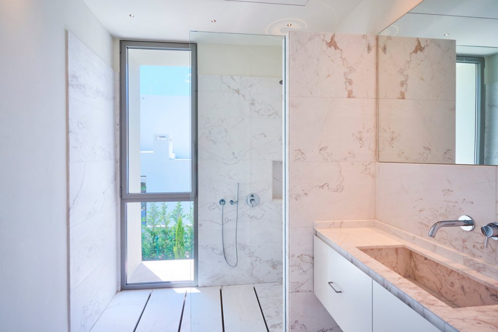Baño mármol Blanco Nebula - Villa IX - Nebula White marble bathroom