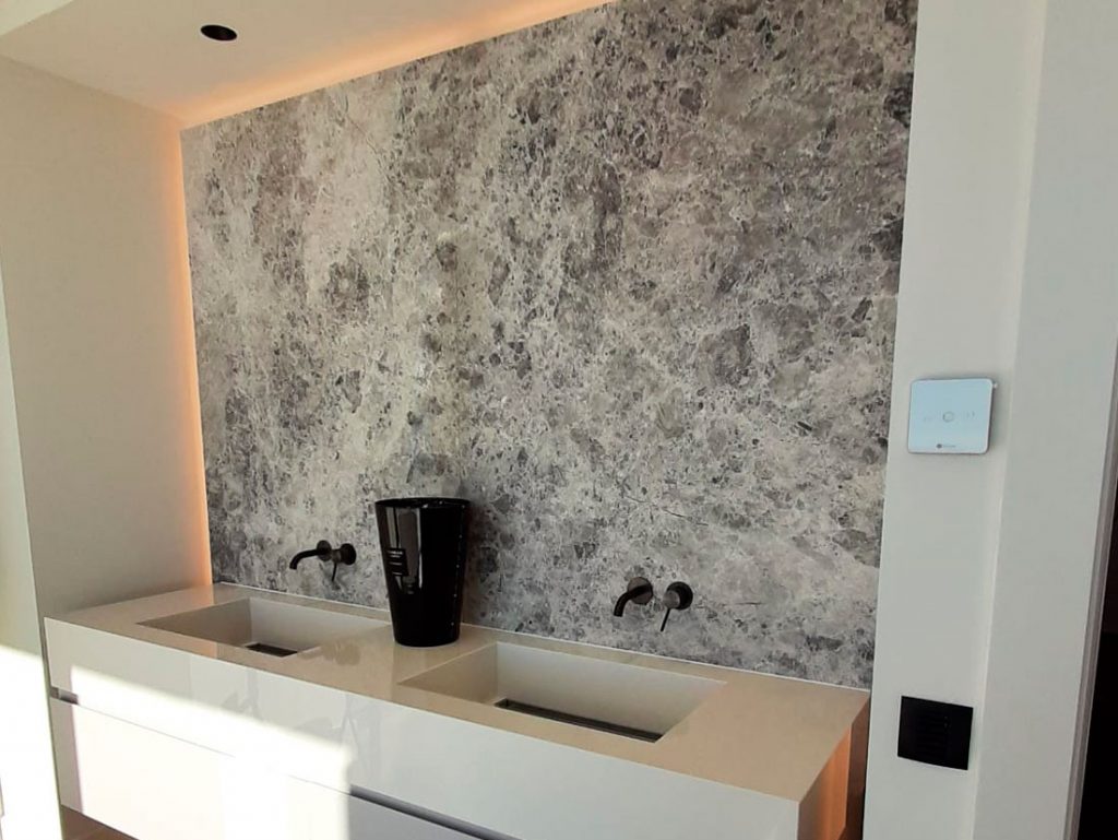 Revestimiento de mármol Gris Pacífico para el baño - Pacific Grey marble bathroom cladding