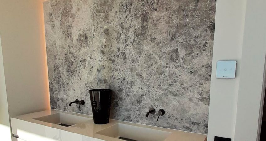 Pacific Grey marble bathroom cladding – Large formats  